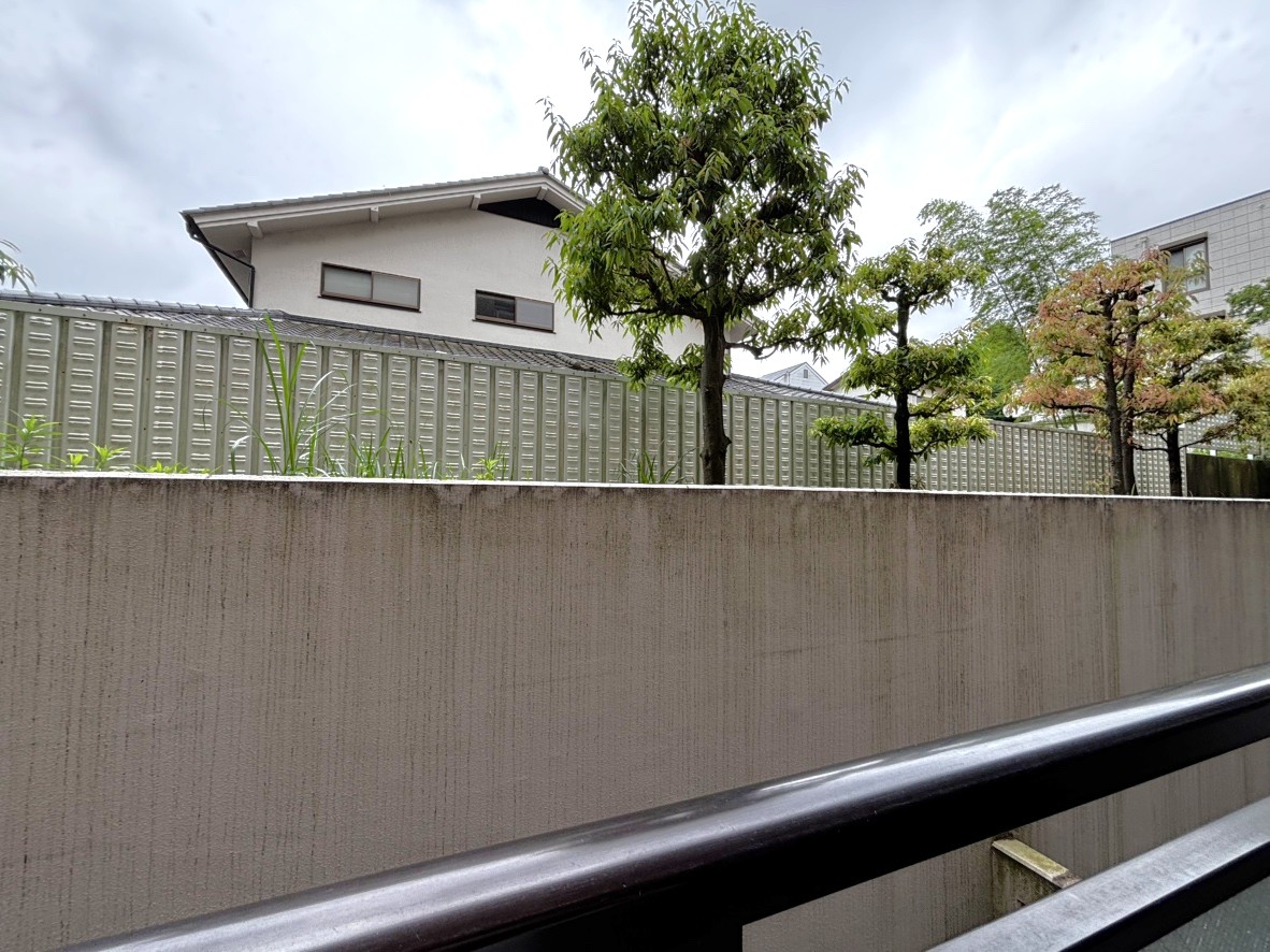 【眺望写真】家事や仕事の合間に屋外の空気を吸って、リフレッシュすることができます。※眺望は将来にわたって保証するものではありません。