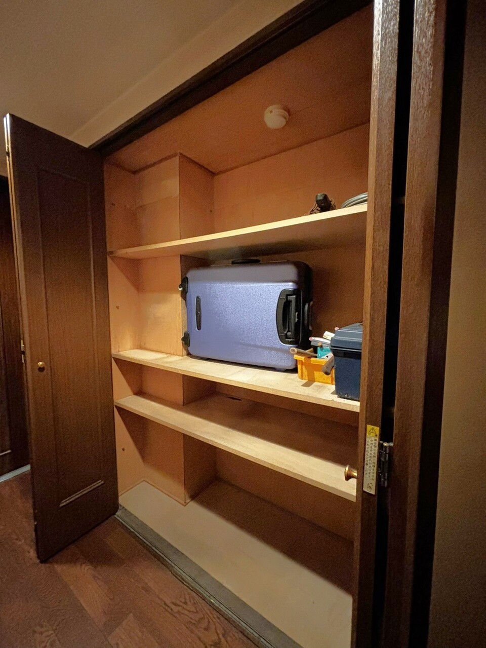 【収納】壁一面の収納があり、トランクケースや季節家電、アウトドア用品などもすっきり片付きます。棚板があるので、出し入れがしやすいのも嬉しいポイントです。