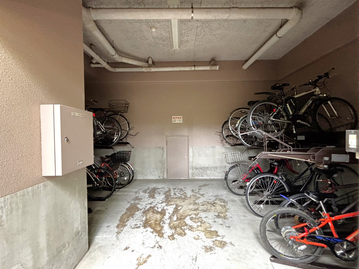 【駐輪場】屋内型の駐輪場が設置されており、雨の日もスムーズに乗り降りが可能です。最新の空き状況や利用料金など、詳しくはお問い合わせください。