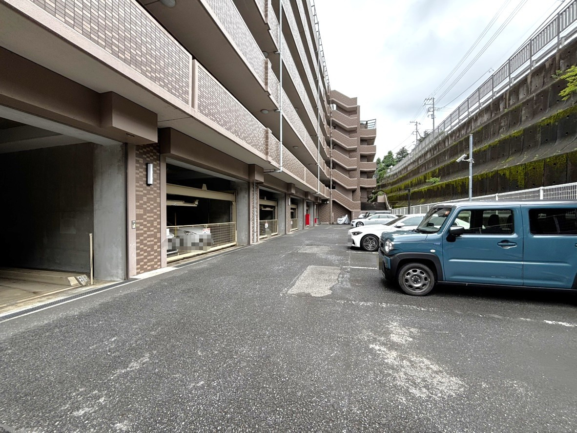 【駐車場】敷地内に駐車場が設けらえており、マイカーライフを楽しめそうです。段差が少なく、移動がしやすいのも嬉しいポイント。空き状況・利用料などはお問い合わせください。
