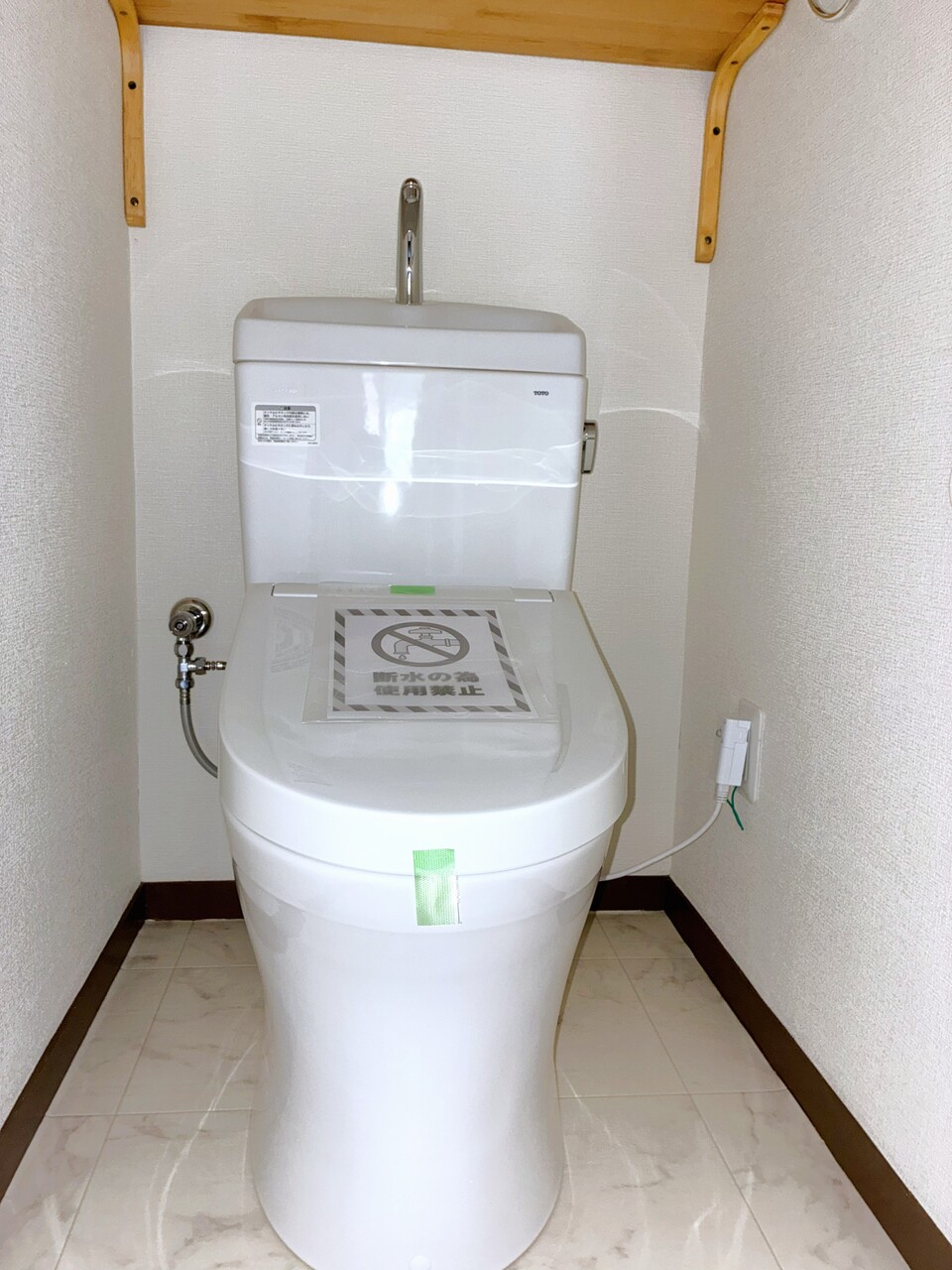 【トイレ】清潔に使用できる温水洗浄便座付きトイレが採用されています。手洗い一体型なので、使用後すぐに手洗いができ衛生的です。