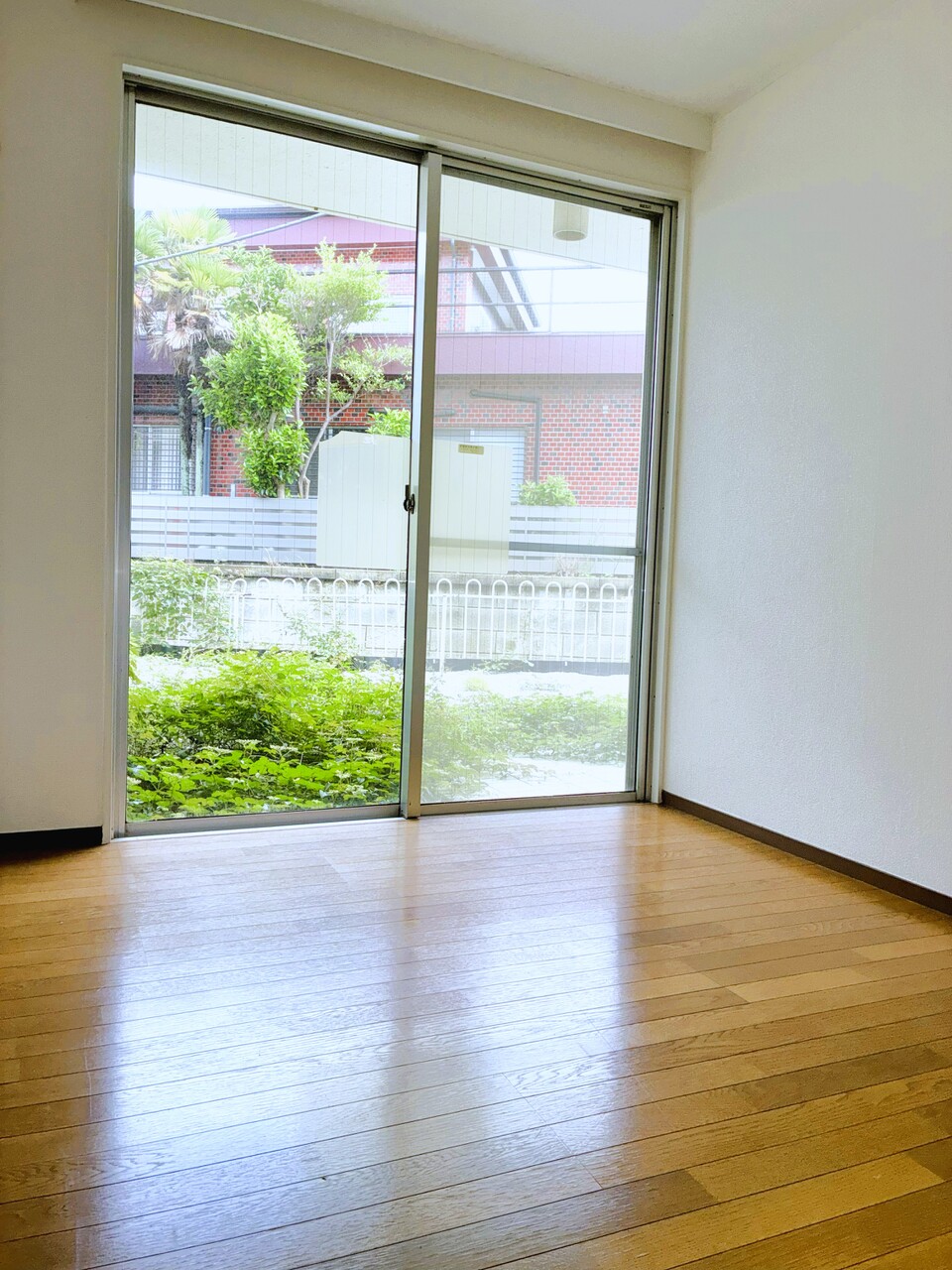 【洋室/1階】テラスに出入り可能なお部屋です。窓から自然を感じることができます。全居室フローリングなので、お手入れがしやすいです。