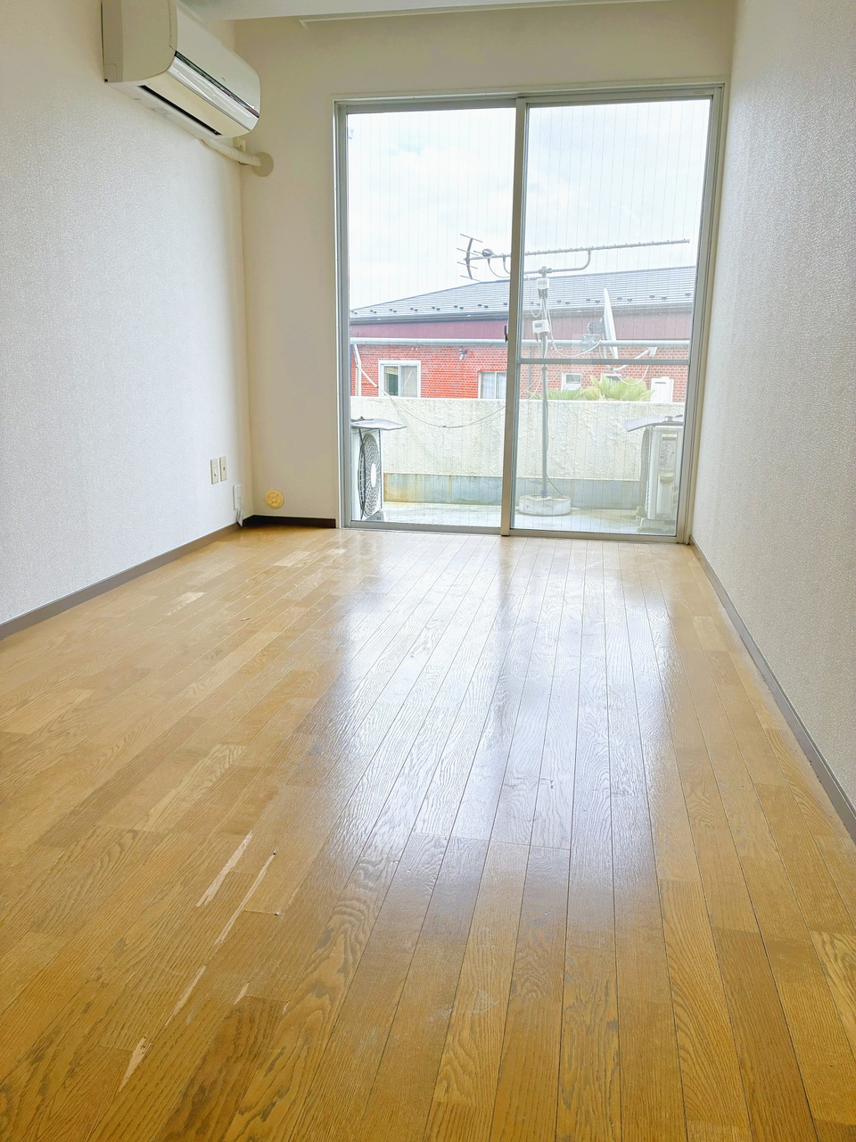 【洋室/3階】お子様のお部屋やテレワーク部屋などにおすすめ。エアコン付きです。シンプルな内装で、お好きなインテリアを楽しめそうです。