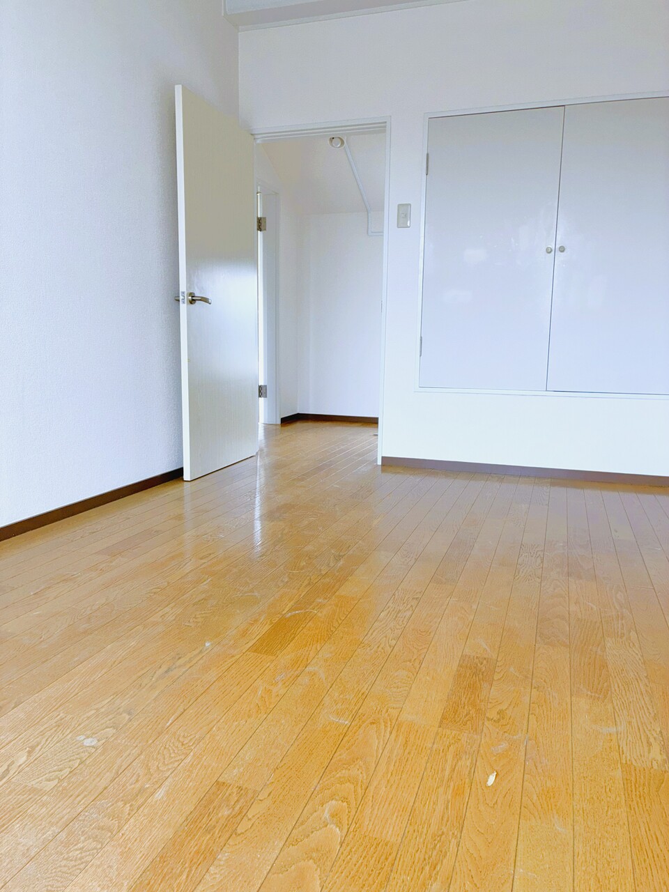 【洋室/3階】3階の北西側バルコニーへ出入り可能なお部屋です。押入が備わっており、洗濯後の洋服をすぐ収納することができます。