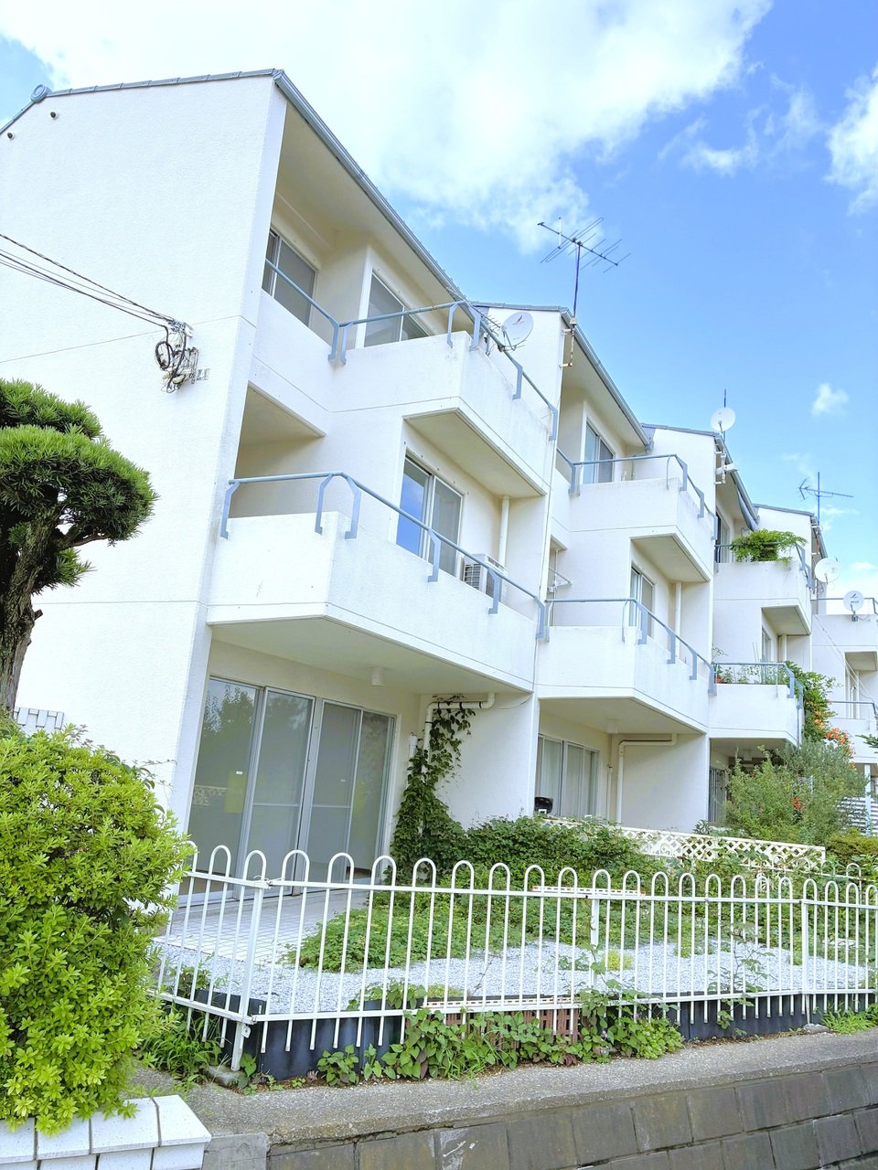 【現地外観写真】第一種低層住居専用地域内の閑静な住宅街に位置しています。大切なペットと暮らせるマンションです(規約制限有り)。