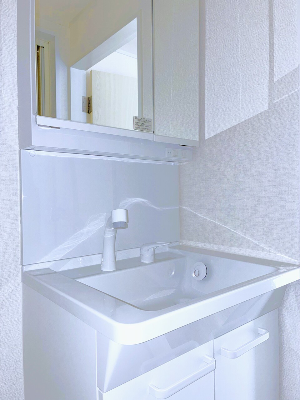 【洗面室】シャワー付き洗面化粧台が採用されています。鏡裏・洗面ボウル下に収納スペースがあり、洗面用品やストック類などが整理できます。