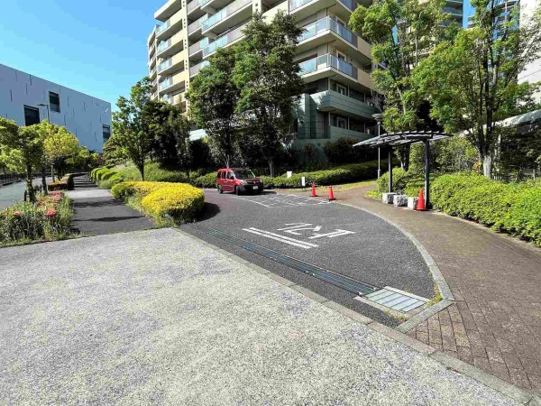 棟の西側には車寄せスペースがございます