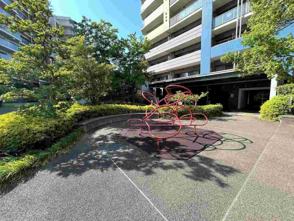 植栽やアートに囲まれた敷地内