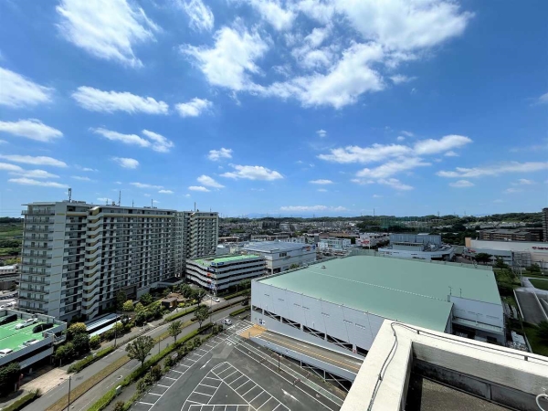 ルーフバルコニーからは若葉台駅方面を望めます