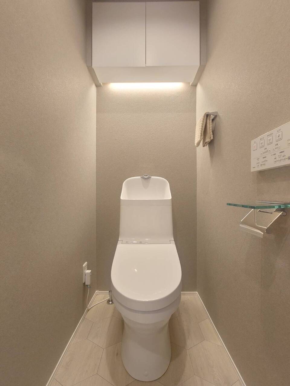 【トイレ】上品で清潔感のあるトイレです。温水洗浄便座が採用されており、年間を通して快適に使用できます。背面には収納が備わっています。