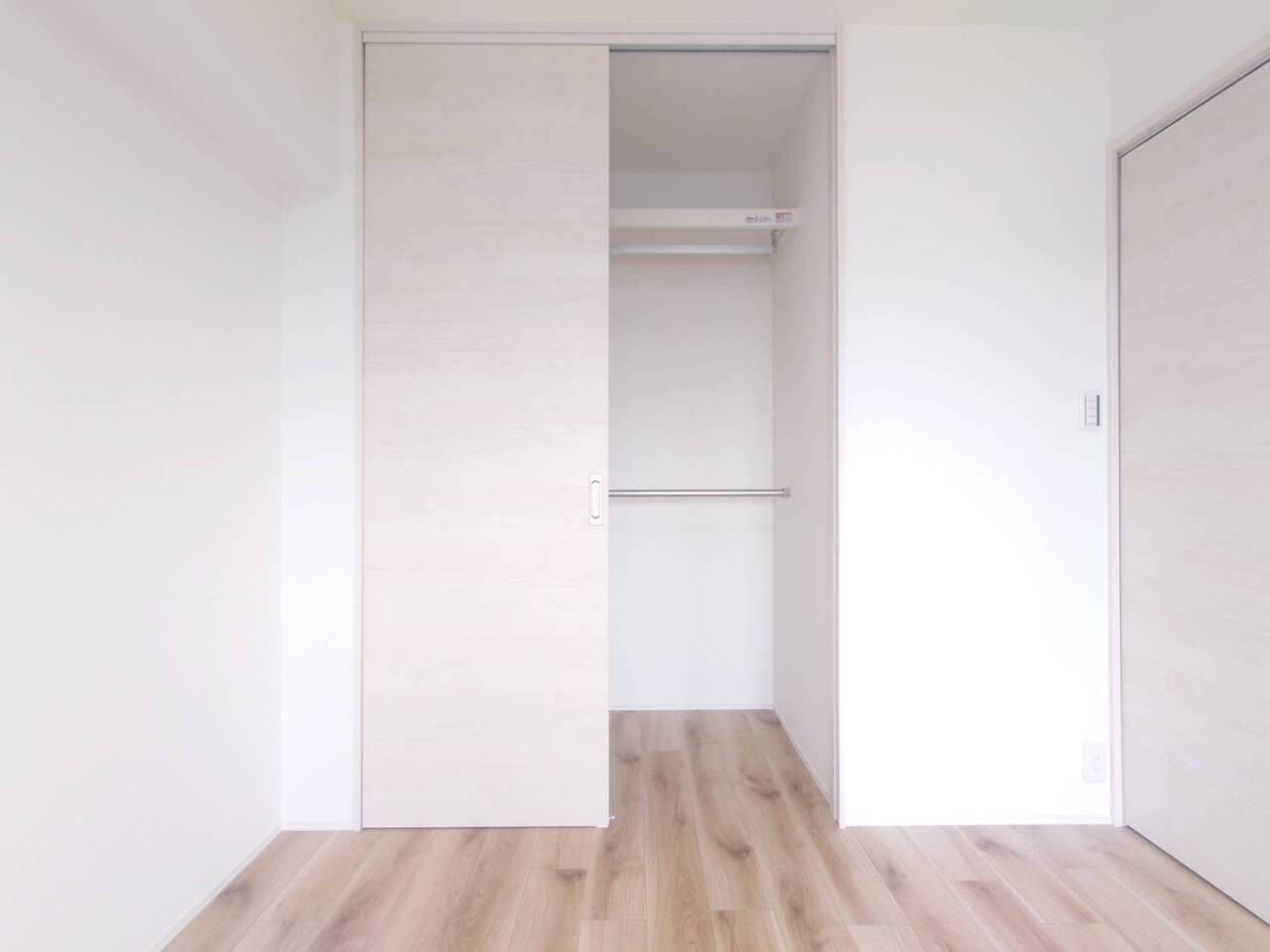 【収納(洋室/約6.0帖)】各個室に収納が設けられています。ご家族の私物が管理しやすいです。