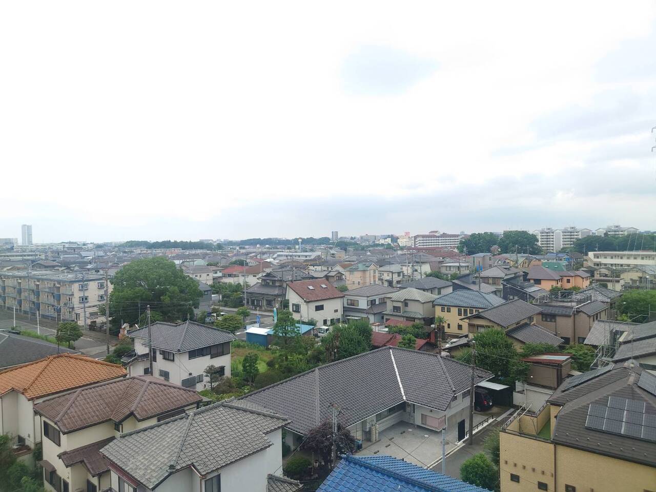 【住戸からの眺望】地上6階部分からの眺望です。晴れた日には青空が広がります。※眺望は将来にわたって保証するものではありません。