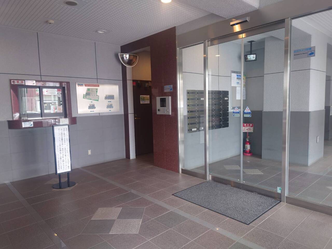 【エントランス】オートロックシステムが採用されています。室内から事前に来訪者を確認できるため、安心感があります。