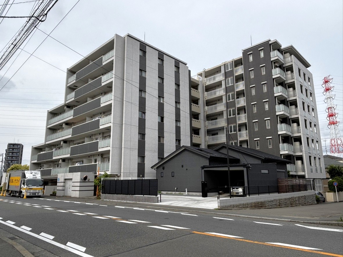 【現地外観】鉄筋コンクリート造8階建の5階部分。総戸数49戸のオール電化住戸です。スーパー、コンビニ、ドラッグストア、小学校などが徒歩10分圏内にあり、生活利便施設が充実した環境です。