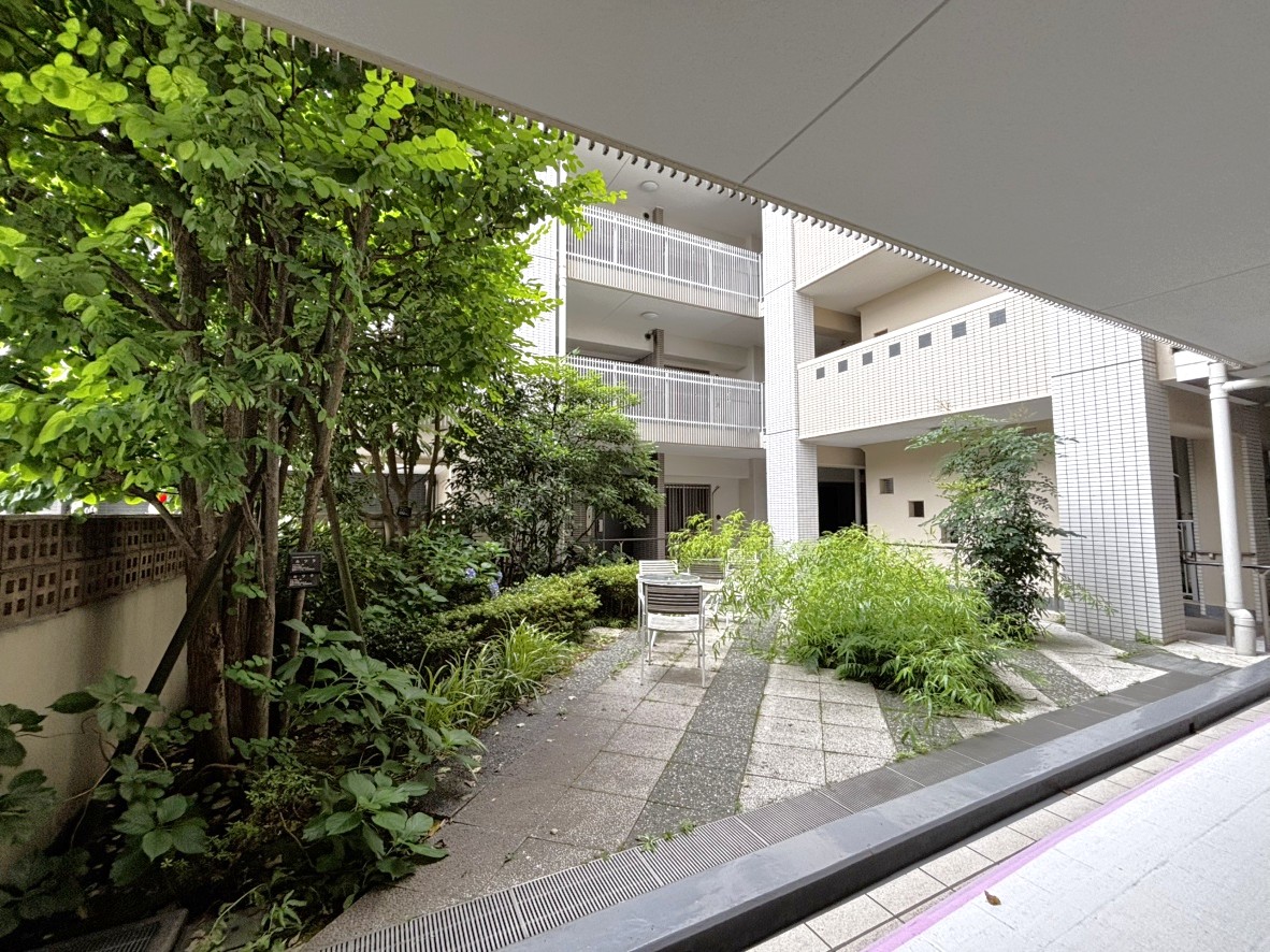 【共用部】椅子が設置されているため、ご家族との待ち合わせなどにも活用いただけます。共用施設の詳細など、お気軽にお問い合わせくださいませ。