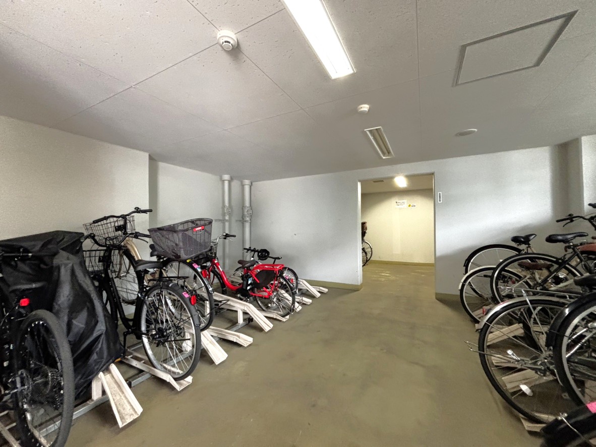 【駐輪場】駐輪場は屋根付きで、大切な自転車を風雨や花粉などから守ってくれます。空き状況・料金など、詳細についてはお気軽にお問い合わせください。