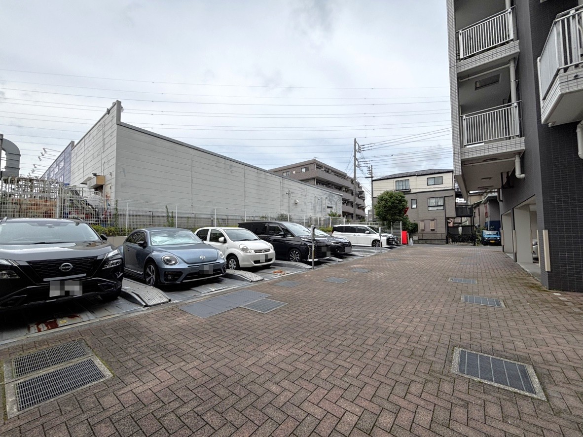 【駐車場】マンション敷地内に駐車場が設置されています。空き状況・料金など、詳細についてはお気軽にお問い合わせください。