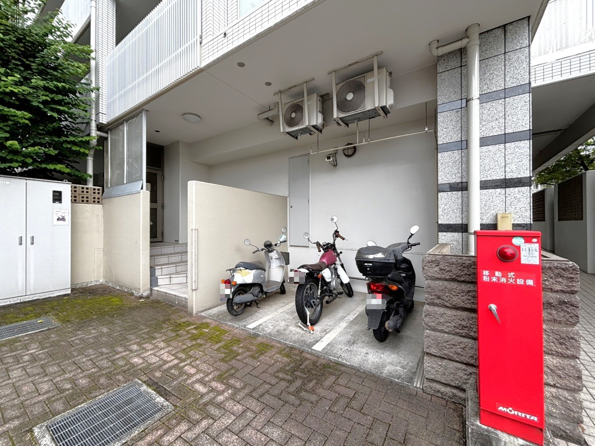 【バイク置場】マンション敷地内にバイク置場が設置されています。駐車可能なサイズ・空き状況など、詳細についてはお気軽にお問い合わせください。