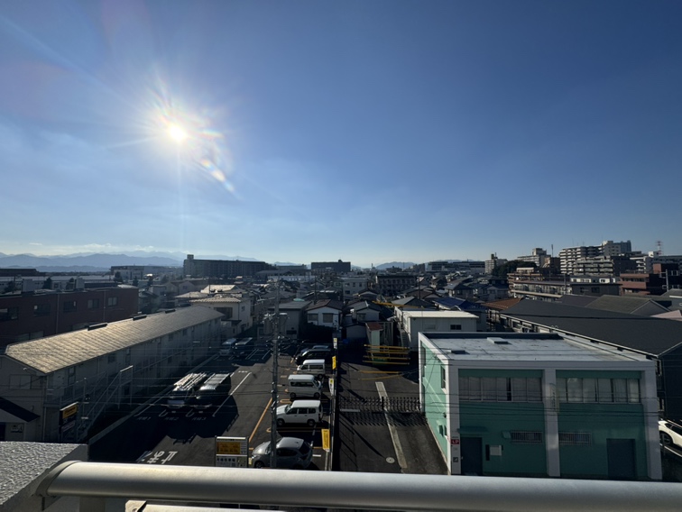 【住戸からの眺望】前面を遮る建物が無いため、陽当たり・眺望良好です。街並みを眺めながらほっと一息リフレッシュできそうです。※眺望は、将来にわたり保証されるものではありません。