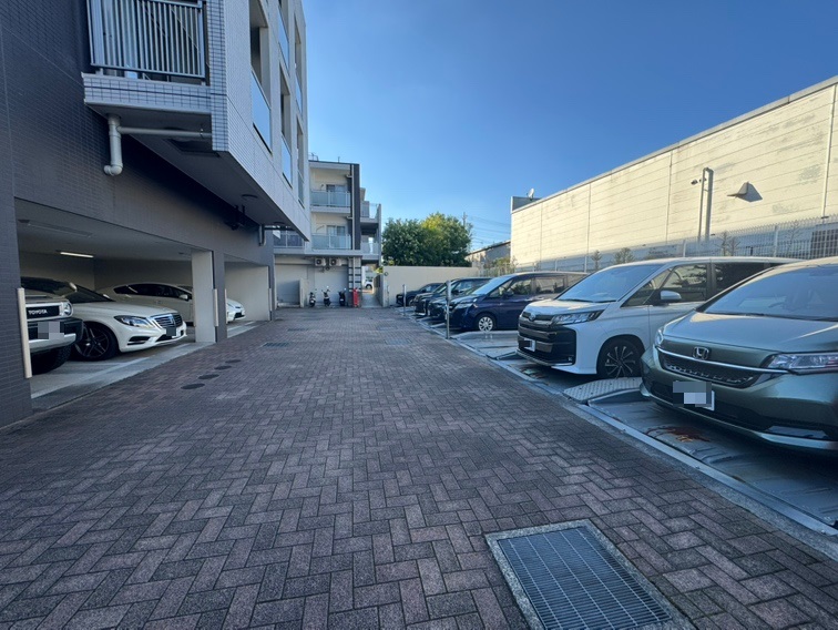 【駐車場】マンション敷地内に駐車場が設置されています。空き状況・料金など、詳細についてはお気軽にお問い合わせください。