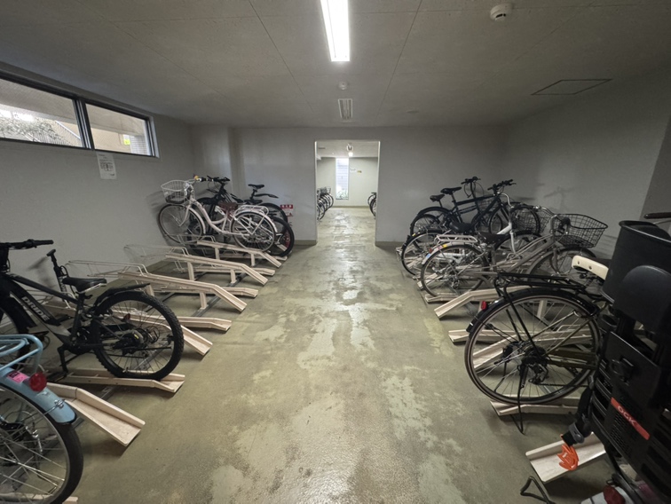 【駐輪場】駐輪場は屋根付きで、大切な自転車を風雨や花粉などから守ってくれます。空き状況・料金など、詳細についてはお気軽にお問い合わせください。