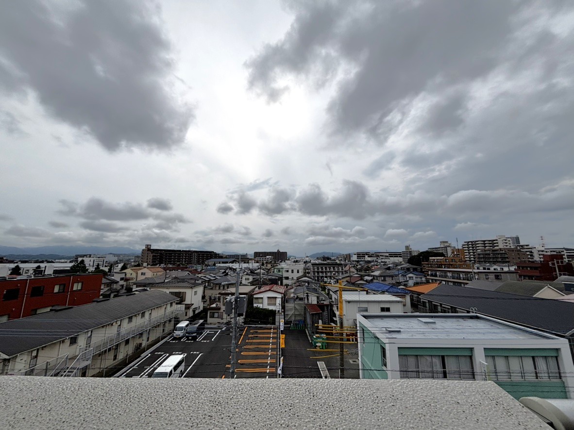 【住戸からの眺望】前面を遮る建物が無いため、陽当たり・眺望良好です。街並みを眺めながらほっと一息リフレッシュできそうです。※眺望は、将来にわたり保証されるものではありません。