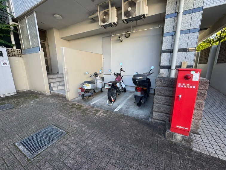 【バイク置場】マンション敷地内にバイク置場が設置されています。駐車可能なサイズ・空き状況など、詳細についてはお気軽にお問い合わせください。