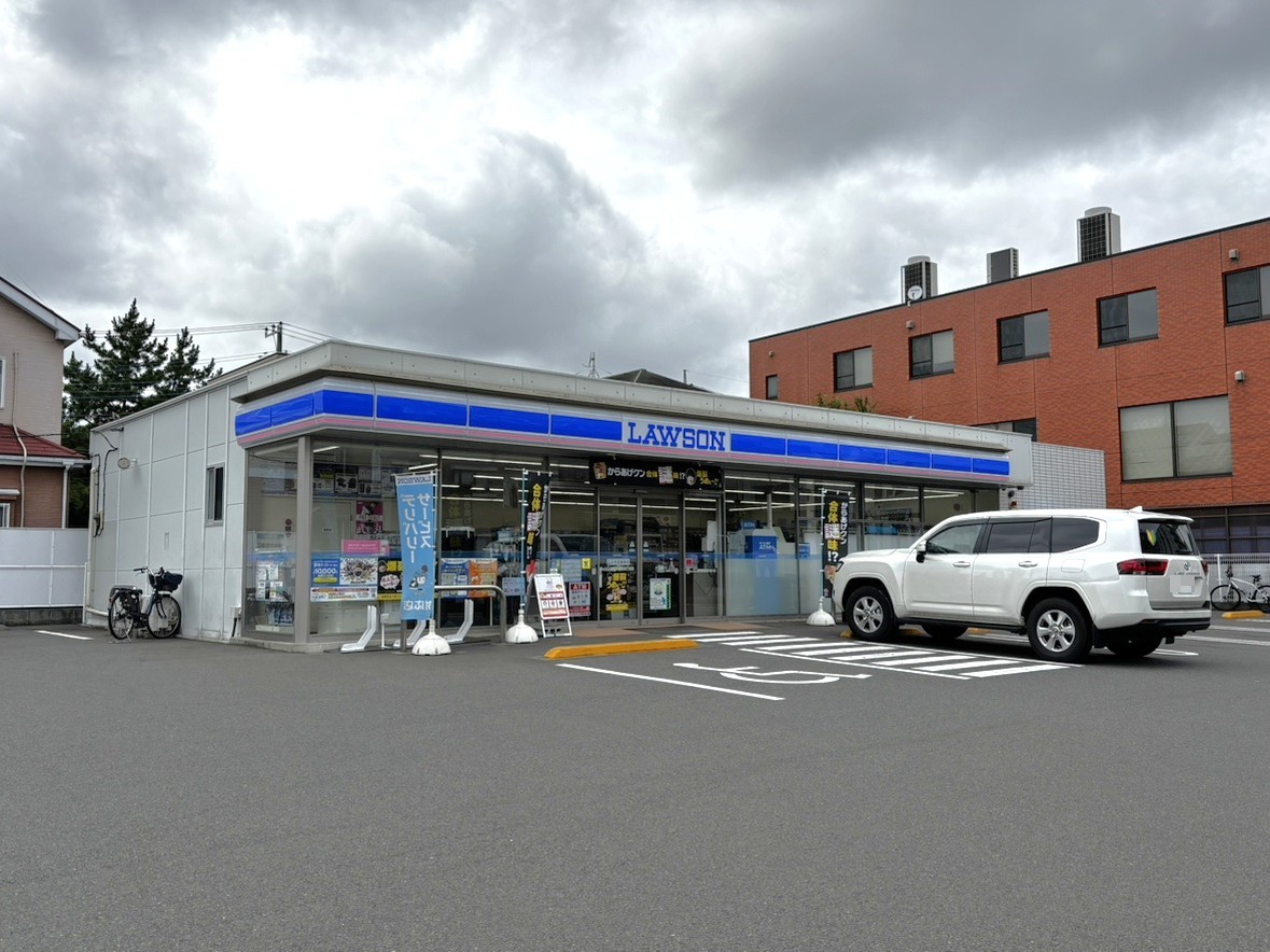 【ローソン相模原清新四丁目店】徒歩1分。24時間営業の店舗です。ATMコーナーあり。気軽に立ち寄れる距離にありますので、買い忘れがあったときにも便利に利用できます。