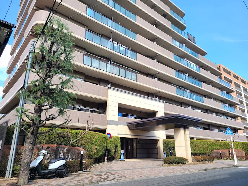 女性やお子様にも安心安全のオートロック付き。