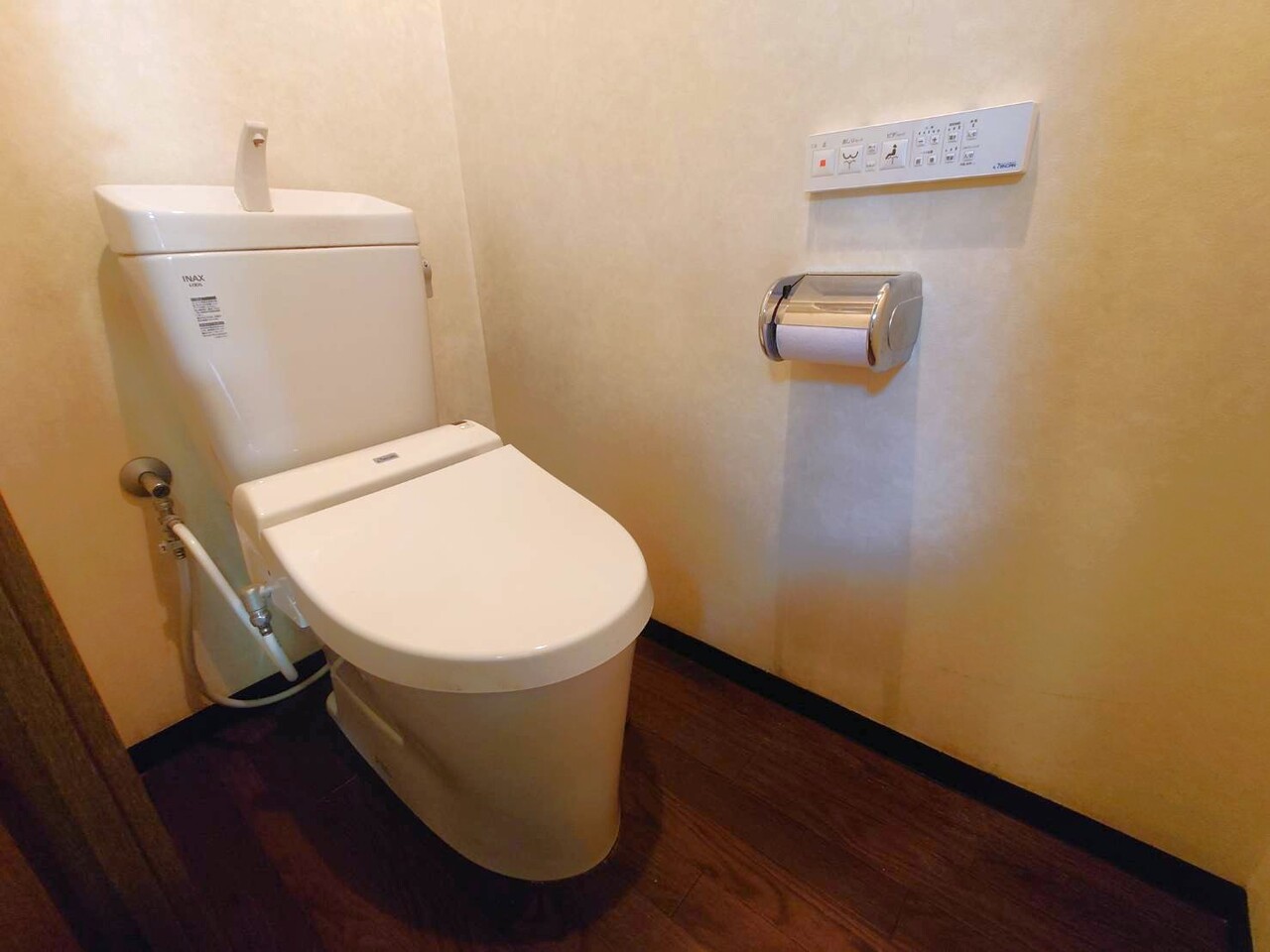【トイレ】年間を通して快適にご使用いただける温水洗浄便座付き。リモコンは壁付けでスムーズな操作が可能です。手洗い器一体型なので使用後の手洗いもスムーズに済ませられます。