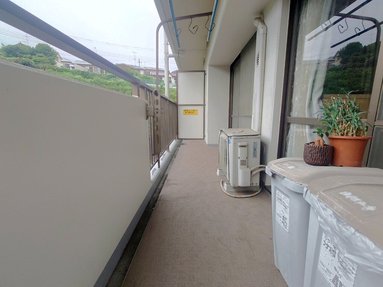 【バルコニー】西向きのバルコニーは正午以降も明るい日差しが期待できます。ゆとりのある横幅で、洗濯物をたっぷりと干せそうです。