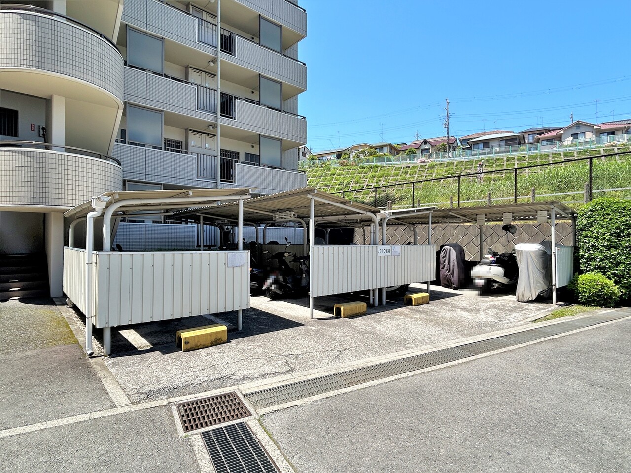 【バイク置場】敷地内に屋根付きのバイク置場が設置されています。最新の空き状況についてはお気軽に担当までお問い合わせください。