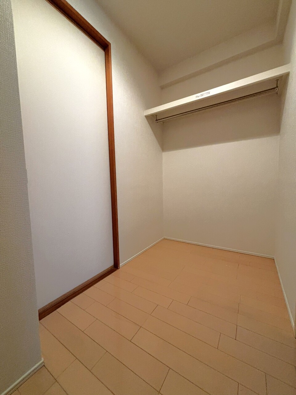 【WIC】約5.0帖の洋室(北側)と、約5.0帖の和室から出入りできる、動線に配慮されたWIC。季節家電やスーツケースなども収納できそうです。