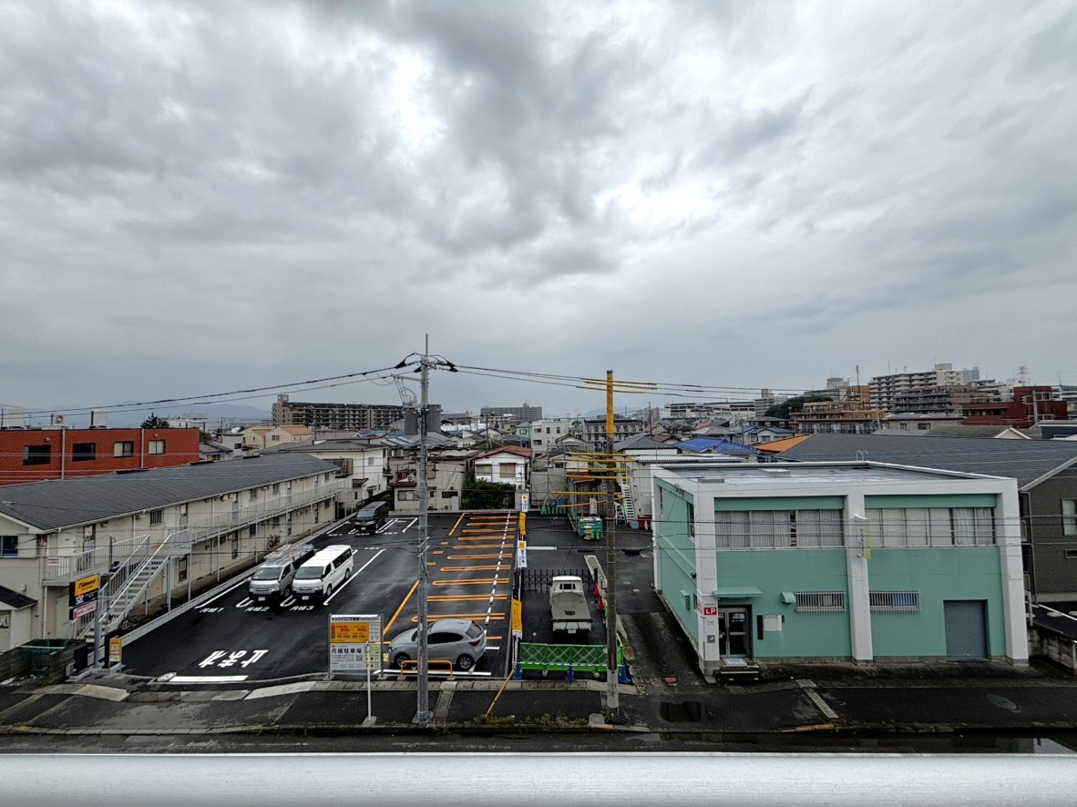 【バルコニーからの眺望】地上8階建の4階部分に位置しています。前面に視界を遮る高い建物はありません。※眺望は将来にわたって保証するものではありません。