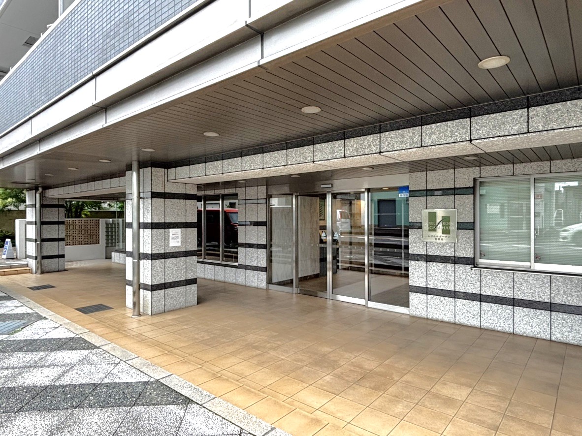 【エントランス】総戸数49戸のマンション。管理形態は日勤。共用部は綺麗に保たれています。引き渡し時期はご相談ください。