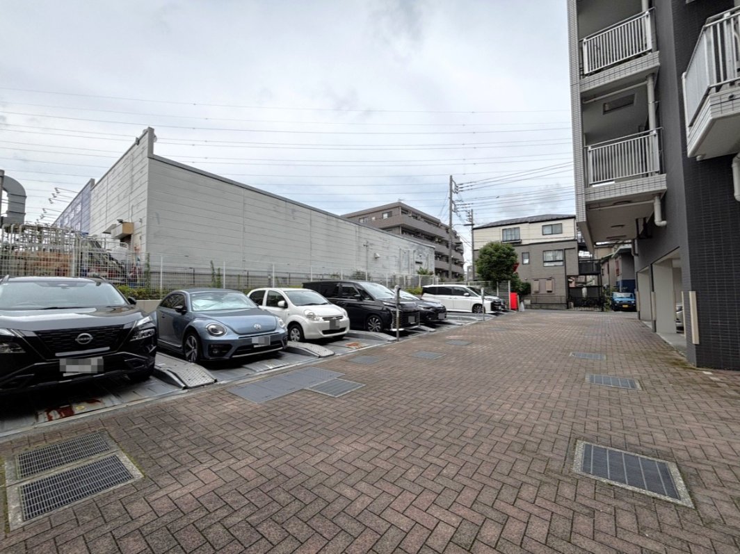 【駐車場】敷地内に設けられた駐車場の様子です。空き状況・利用料などは変動しますので、詳しくはお気軽にお問い合わせください。