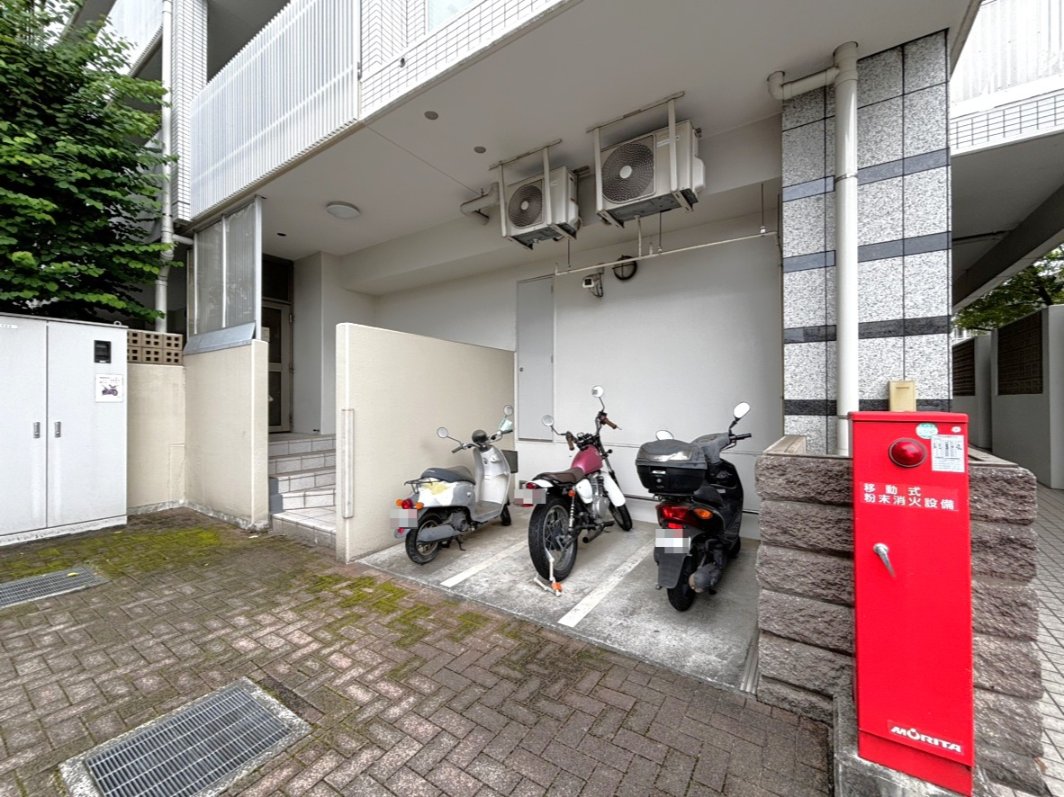 【バイク置き場】雨風や汚れが気になりにくい、屋根付きのバイク置き場です。空き状況・利用料など、詳しくはお問い合わせください。