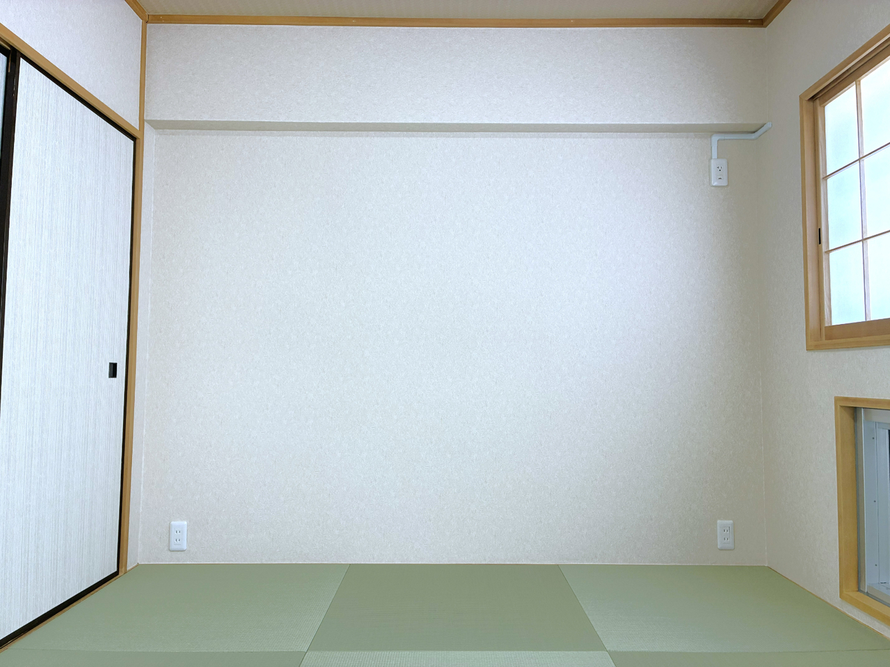 【和室】LDKに隣接する和室です。和モダンな雰囲気が漂います。お子様の遊び場やお昼寝スペースなど、多用途に活用できます。