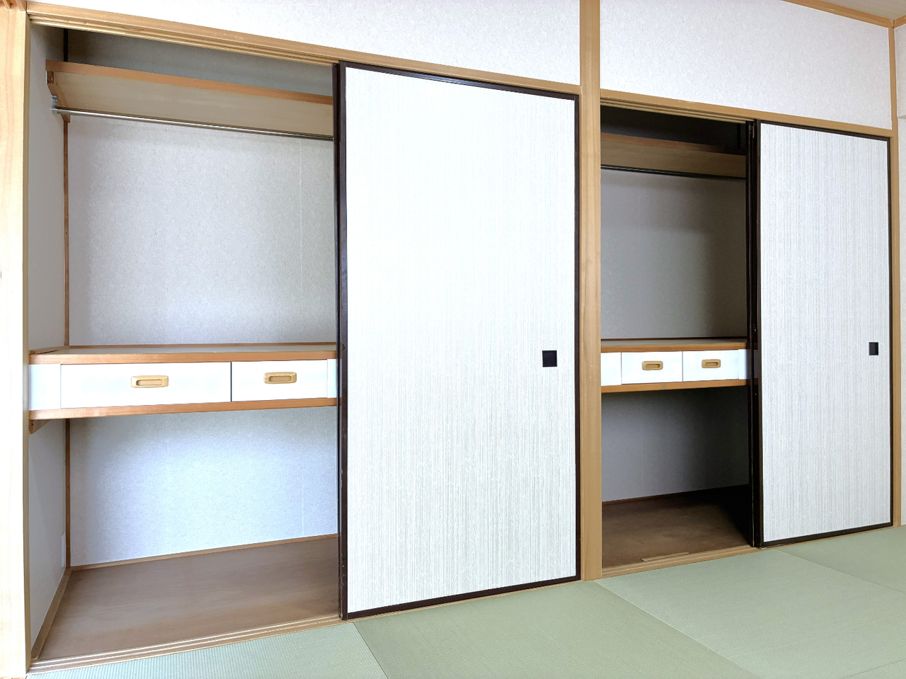 【収納/和室】和室に設けられた収納です。布団や季節家電などをすっきり収納できます。衣類収納に便利なハンガーパイプ付き。