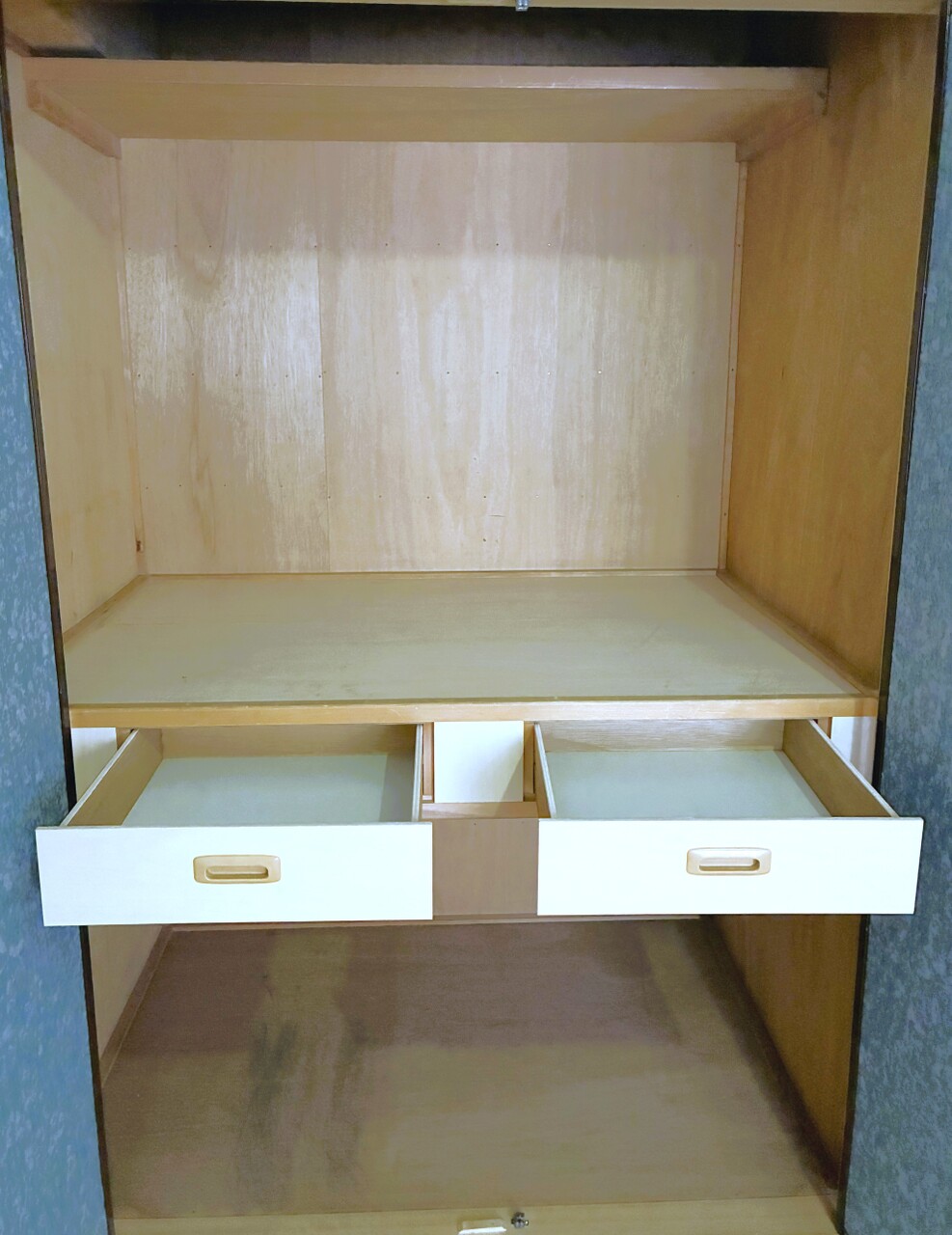 【収納/和洋室】布団や季節物などをたっぷり収納可能です。小物の収納に便利な引き出し付き。