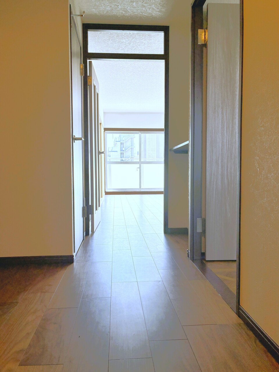 【廊下】温かみのある雰囲気の内装です。2026年6月にフローリング張替え済み。お手入れがしやすいです。