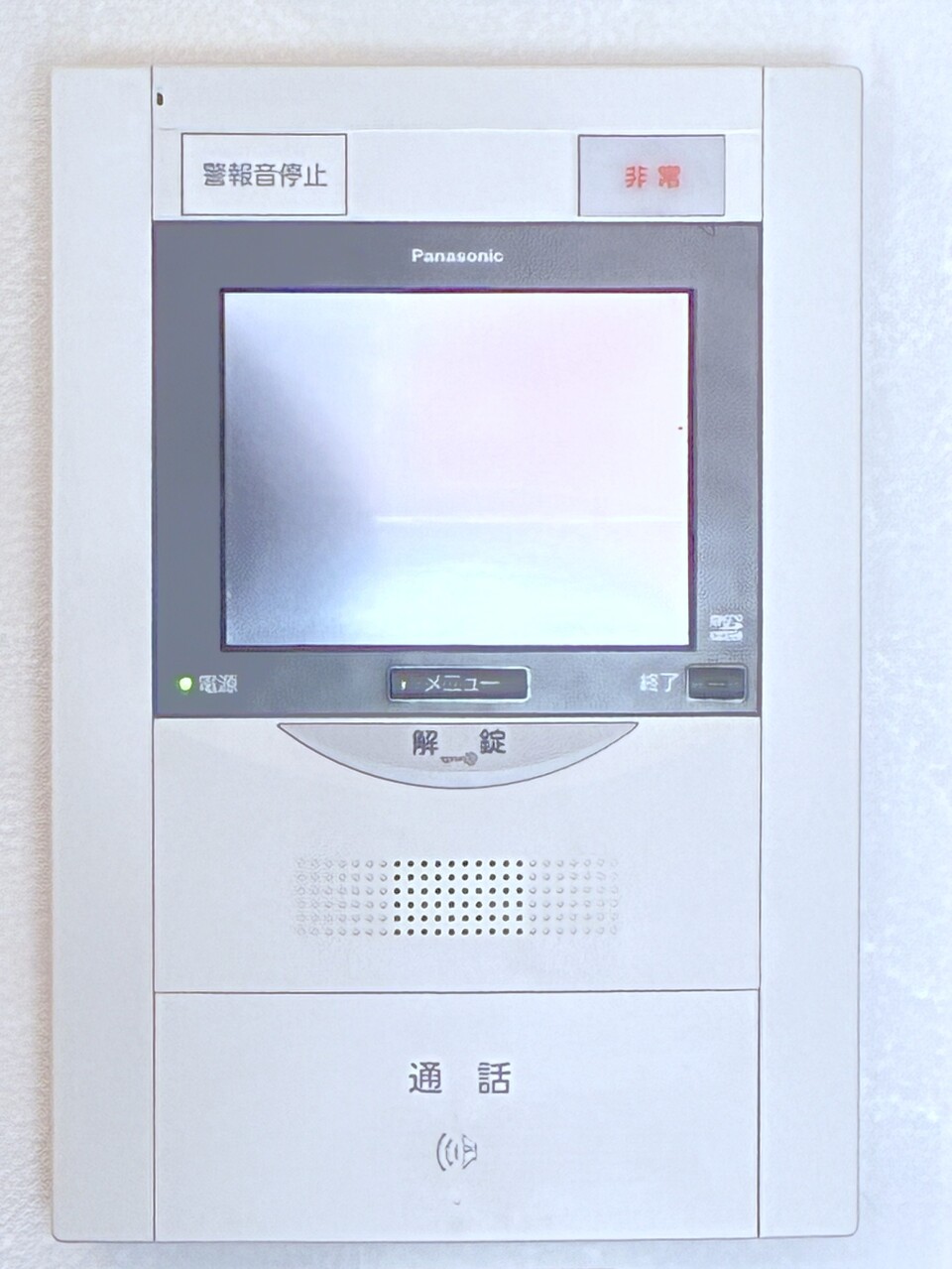 【TVモニター付きインターホン】玄関に出る前に来訪者の顔を確認できます。防犯性の高い設備です。