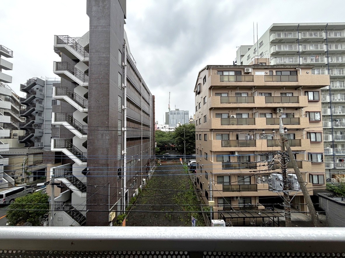 【住戸からの眺望】地上4階部分、北西向きバルコニーからの眺望です。天気の良い日には気持ちの良い青空を望むことができます。※眺望は将来にわたって保証するものではありません。