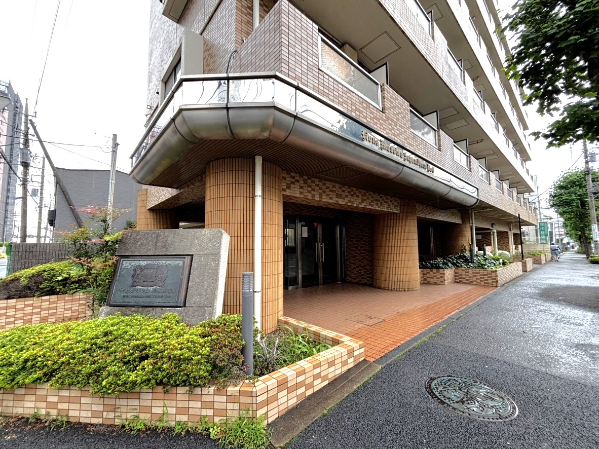 【外観写真】最寄り駅までフラットなアプローチで、歩きやすい立地です。現況空室につき、ゆったりとご内覧可能。引渡し時期など、お気軽にご相談ください。