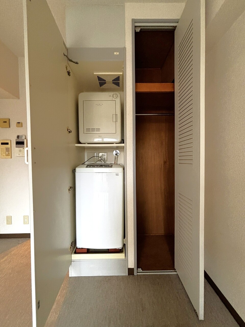 【ランドリーボックス】洗濯機と衣類乾燥機が備わっているランドリーボックス。天候や時間帯を気にせず洗濯ができ、忙しい毎日をサポートします。生活感を隠せる収納付きです。