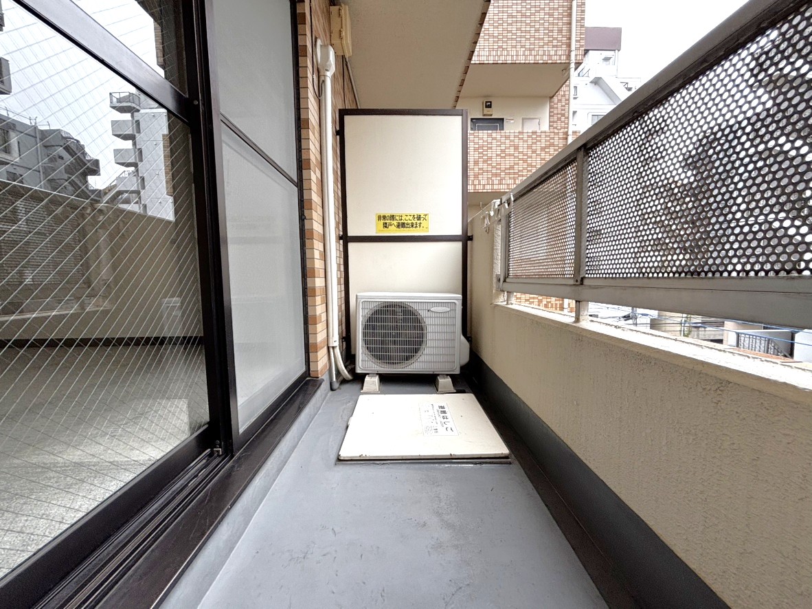 【バルコニー】北西向きのバルコニーは、2.97㎡の広さです。洗濯物干しスペースとしてはもちろん、ちょっとしたプライベート空間としても重宝しそうです。