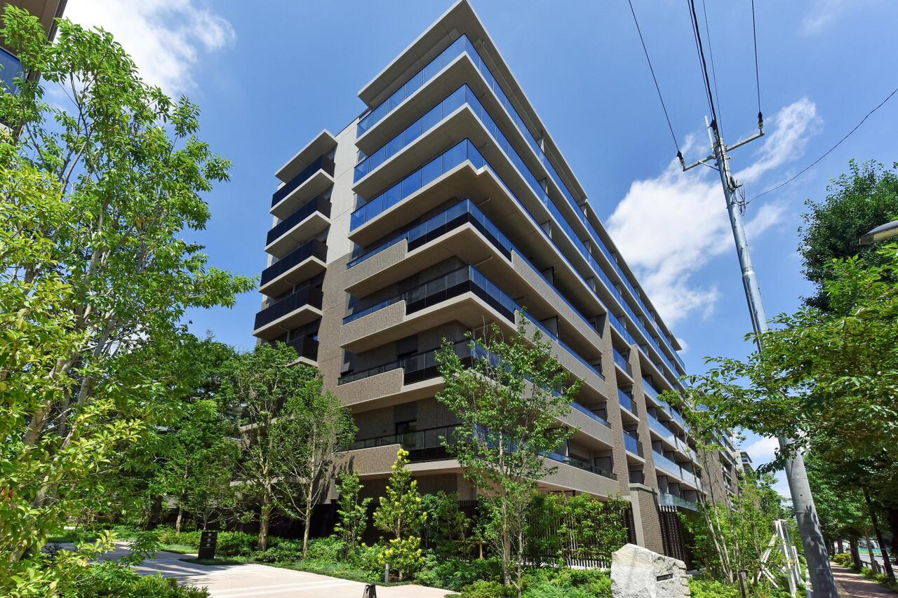 【プラウドシティ国立 D棟】地上8階建、総589戸のマンションです。JR南武線「谷保」駅まで徒歩10分、JR中央線「国立」駅まで徒歩24分と、2WAYアクセス可能なロケーションです。