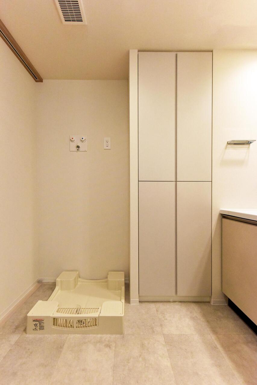 【洗面室】洗面室内には、洗濯機置き場とタオルや洗剤のストック収納に便利なリネン庫が備わっています。