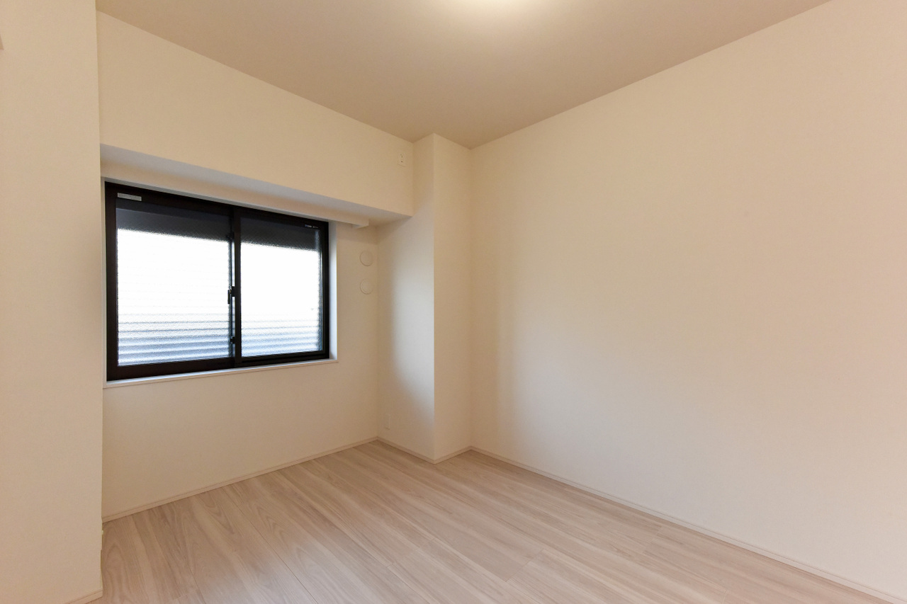 【洋室/約6.0帖】玄関ホールから出入り可能な独立したお部屋です。洋室の中で最も広く、主寝室におすすめです。フィットインクローゼットが備わっています。