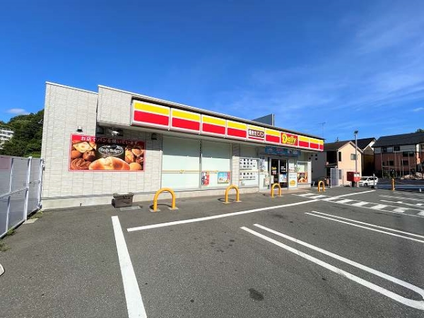 デイリーヤマザキ麻生高石店　徒歩3分